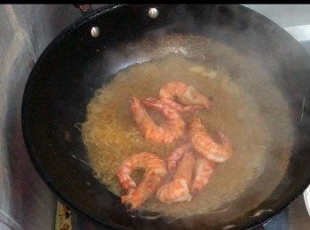 step5: 最後加花竹蝦在粉絲面，焗至收乾汁液。完成✅