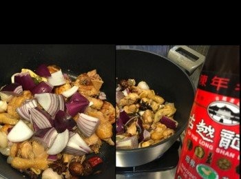 step6: 大火落洋蔥，同半個酒蓋既紹興酒，炒香直至酒氣散發。