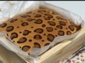 step4: 出爐攞起即撕開牛油紙散熱 放涼 
          可雪凍 再切件