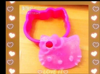 step2: ～炒好的綠豆蓉約為 430克為綠豆餡，待涼後可隨分餡料則約為 30克左右；)再加入適量已壓碎的即食栗子。
將餡料分割好後，用保新紙包實成圓形，放入雪櫃備用。