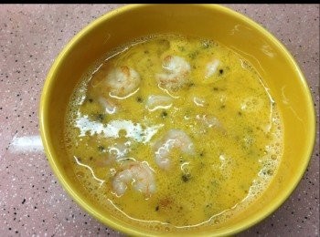 step5: 拌勻雞蛋後+1湯匙黑松露拌勻後再加入蝦仁。備用