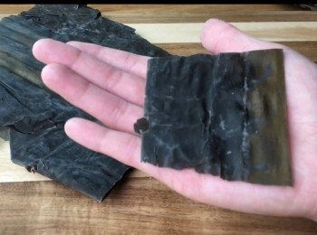 step3: 把昆布剪成大概手掌心大小