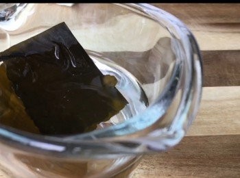 step4: 然後放入半杯水裡浸泡30分鐘。