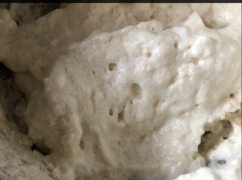 step4: 蛋白用電動打蛋器打至企身， 然後分2次篩入粉於蛋白內攪勻