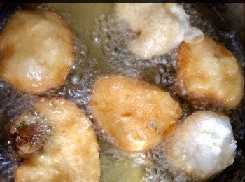 step6: 燒鍋油約120度，將蛋白霜，先炸一面至微黃然後炸另一面至金黃，一定唔可以大火，否則入面炸焦脆了