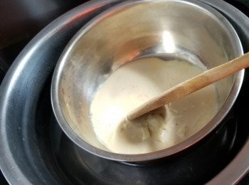 step40: 再於滾水坐融(要一路開住爐煮滾水一路坐融芝士