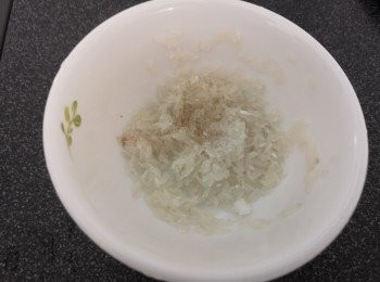 step2: 米洗淨後用熱水浸一浸啲米，瀝乾水份後用醃料醃米。