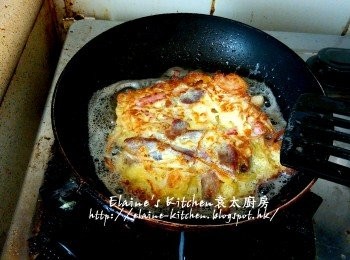 step17: 反轉再用慢火煎至金黃 , 煮好的蒜香飯拌散即可