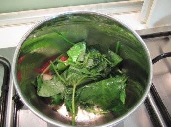 step2: 取小鍋子,放入蒜碎,辣椒,酒,味霖,蝦醬及胡椒粉煮滾出香氣,倒入昆布柴魚高湯.