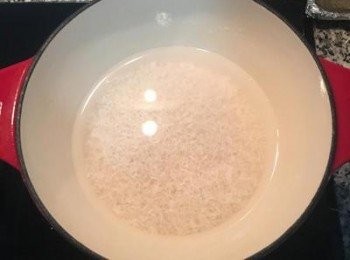 step2: 洗好的米加入2杯水，中火煮滾；