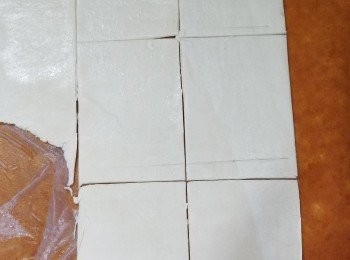 step1: 腸仔切半，酥皮解凍(約10mins), 根據腸仔闊度切出適當大小。