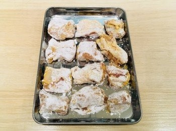 step4: 片栗粉放入盤子內，將雞肉瀝乾，均勻沾上片栗粉。