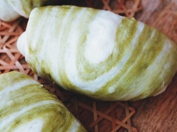 step13: 【小記:紋理多少好在乎( 推捲成筒形狀),所以在推捲其間緊密高較好】
☆煲的大細也是一個重要一環，太大煲滾水要用較多時間、固此，我見意用一個9吋直徑煲、放入一吋半左右水便可。 「 蒸包紙」可在烘焙店或香港油麻地一些廚房用品店買到,亦可以焗爐紙頂替。☆