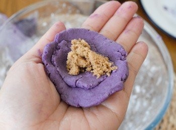 step3: 拿出一份麵糰，加入紅糖／椰糖，包好，搓圓