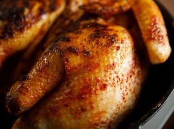 step4: 將LODGE雙耳鑄鐵平底煎鍋燒熱並加入少許的油，然後將步驟2的雞肉下鍋煎香，接著取出備用。