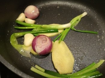 step3: 先用少許油爆香薑、蒜、乾蔥和蔥