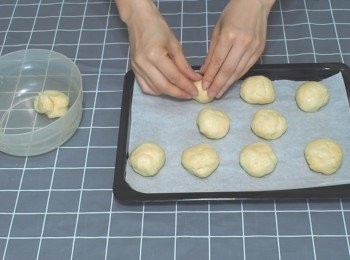 step3: 取出麵糰分成細份，略整形成球狀，放上已鋪牛油紙的烤盤上。