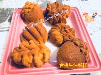 step11: 用電動打蛋器做法：
1、將牛油座在一盤大滾水中，讓牛油溶解
2、用中高速打散蛋白至白色起泡，轉高速分三次加入糖打至廷身起勾
3、用高速打散蛋黃，加糖打至鬆身
4、蛋白霜分三次加入蛋黃糊中，輕手拌勻
5、預熱焗爐180度
6、將已過篩低筋麵粉加入，輕手拌勻
7、將牛油溶液加入，輕手拌勻
8、倒入杯模，加入合桃及藍莓，輕"凳"幾 下，180度18-22分鐘