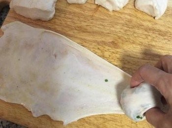 step16: 接著邊輕拉邊往前捲起，兩邊則是用手指逐漸往內塞；