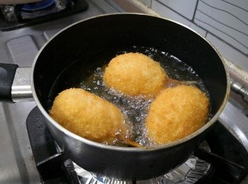 step8: 慢火炸至金黃香脆便可。


(Tips: 拿包裹好的<a href="https://bit.ly/2YzwBVG" target="_blank" data-keyword="蟹鉗" class="guide-link"><strong>蟹鉗</strong></a> <span style="display:inline-block;vertical-align:middle;margin-top:-3px;color:initial;border-radius:3px;padding:2px 3px;font-size:12px;line-height:14px;background:#87d300;color:#fff;">即買</span> 要小心， 要整隻拿， 如只拿鉗位蝦膠會跌出)