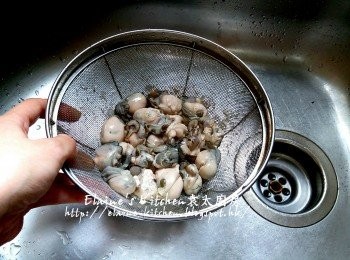 step2: 加入熱水將蠔仔灼熟 , 再瀝乾水份