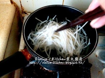 step1: 銀芽放入煲內 , 加水拌勻用中火煮至滾起 , 盛起銀芽用水沖一沖洗及瀝乾