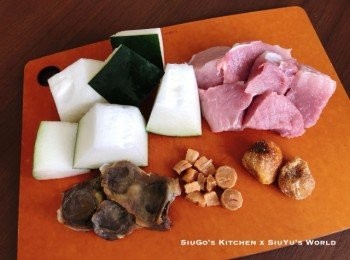 step1: 陳腎浸泡約30分鐘。將陳腎和瘦肉汆水，洗淨，備用。