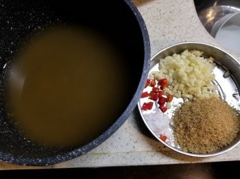 step7: 再將<span class="group_2">浸豬手料</span>:蘋果醋245g,食用凍開水245g,砂糖65g,蒜頭6粒(切碎)指天椒2條(切粒)鹽5g煮滾後灘凍