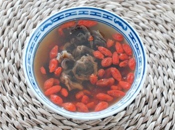 step1: 將桂圓和杞子浸15分鐘，然後再將桂圓切小塊