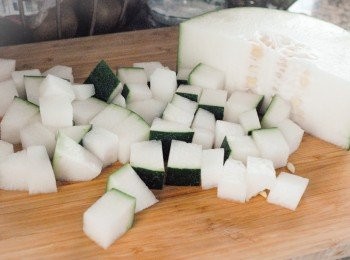 step2: 冬瓜洗淨，不用去皮，切小塊