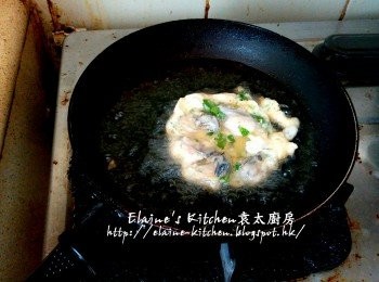 step7: 燒紅鑊(加多少許油)將適量粉漿放入鑊中 , 蠔餅開始膨脹後不停淋滾油上面