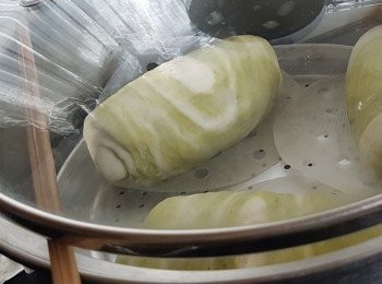 step12: 發酵好之麵糰放在冷水內蒸15分鐘便可完成， ☆緊記要在外面上放上兩支筷子、 用意是令其水蒸氣疏氣不會有倒汗水， 不會令饅頭做出來後會有皺皮表面☆

(冷水計時)