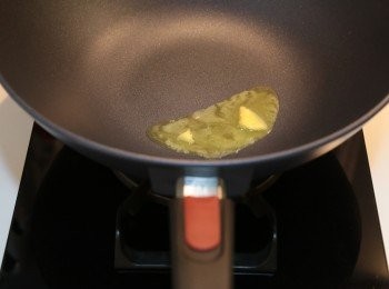 step2: 落牛油炒香蒜片