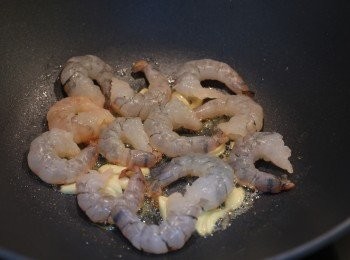 step3: 虎蝦煎至兩面轉色