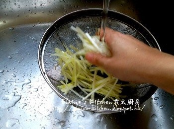 step3: 韭黃切段 , 再用水沖一沖洗及瀝乾