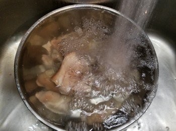 step2: 再將豬手沖水洗亁淨