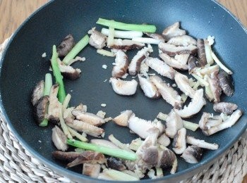 step2: 再下少許油，先炒蒜末、薑和青蔥，然後下已泡軟的冬菇，炒兩分鐘