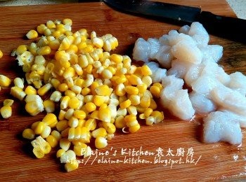 step4: 蒸好的粟米起出粟米粒 , 魚柳切粒