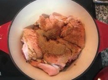 step4: 開中小火並放入2匙醬油與糖