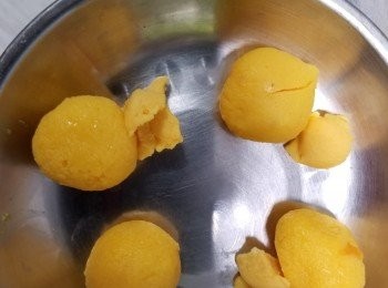 step13: 將已經凝固的流沙餡與奶黃餡從雪櫃中取出,流沙餡磅4g與奶黃餡合共磅23g一粒