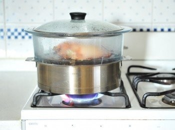 step3: 在一個蒸鍋內煲好一鍋水，以準備蒸熟魷魚

將餡料用匙羹𢳂入魷魚身內，注意餡料要盡量壓實，連魷魚頭的部份，也充滿餡料，最後用牙籤或竹籤，在魷魚尾拮好，令餡料不會跌出來

在魷魚身上用竹籤刺幾個洞

將魷魚放入蒸鍋內，以大火蒸大約30分鐘