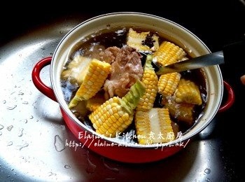 step4: 煲內逐一放入豬骨 , 粟米 , 赤小豆 , 花豆 , 蜜棗及果皮 , 加入適量水拌勻