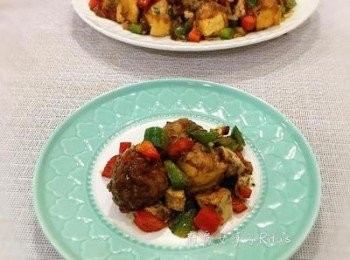 step17: 將<span class="group_3">醬汁</span>淋在鑲豆腐和肉丸子上，擺上香菜或巴西里葉裝飾即可。