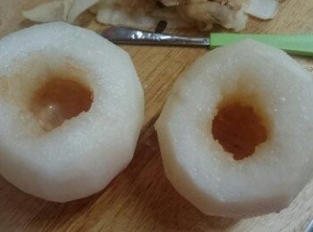 step1: 雪梨兩個，刨皮，切開頂部後用小刀挖去芯就可以
