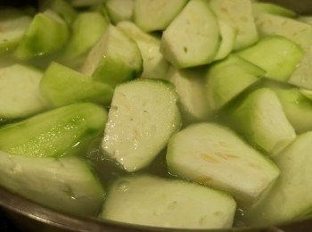 step4: 將角瓜放入煲內，瓜軟硬度隨自己喜歡，時間自己掌握。