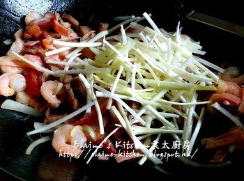 step12: 加入火腿 , 蝦仁及少許鹽調味炒數分鐘 , 再加入韭黃 , 銀芽拌勻