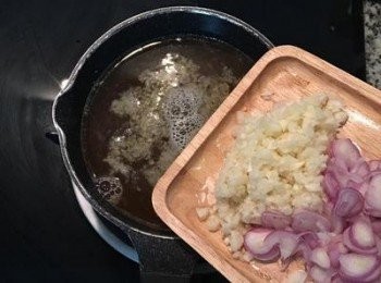 step7: 接著放入蒜末、紅蔥頭還有辣椒，
