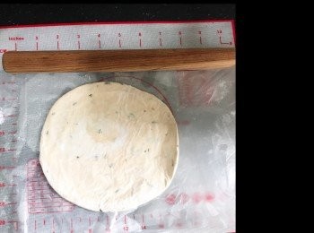 step1: 先預熱焗爐180度15分鐘
飛餅略為解凍至微軟身
撒上少量麵粉作手粉，防粘
再在皮上撒上芝士粉或其他喜歡調味料
把麵團擀薄，摺三層、再擀薄，再摺三層。
檊薄後分成6-8條長方形
每條長方形，中間𠝹2刀
將一端穿過在其中一刀痕。要穿另一條刀痕
入爐焗10分鐘，反轉再焗8-10分鐘。
焗到完全乾身，見到有層次做完成

鐘意嘅請幫忙訂閱我地及完整食譜分享！
歡迎 fb 雷囡媽媽專頁互相交流心得，多謝

#雷囡媽媽 #雷囡媽媽食譜 #雷囡媽媽簡單食譜 

想知多啲我地嘅 #生活小貼士、#簡單食譜、#育兒分享、#吃