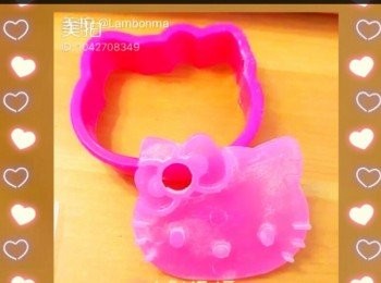 step1: 預備一個Hello Kitty印模
綠豆蓉做法：
～綠豆略沖洗。加水浸過面。浸過夜或至少4小時。
～發好的綠豆放入鍋中，注入水至蓋過綠豆約 1.5吋，
～半掩煲蓋大火煲滾後轉小火煲約 30分鐘至淋，熄火後蓋上煲蓋焗 15分鐘；
～綠豆一定要淋至非常容易散開，才容易壓成泥；
～綠豆蓉放入易潔鑊中，加糖，油，拌勻。用中大火煮至水份收乾一大半。逐少篩入澄麵粉拌勻。轉中小火炒至乾身，約30至35分鐘。盛入一盤中，放涼。