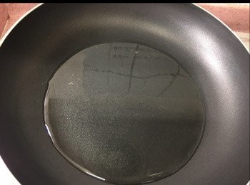 step6: 在鑊上倒多些花籽油，用中大火燒滾油。